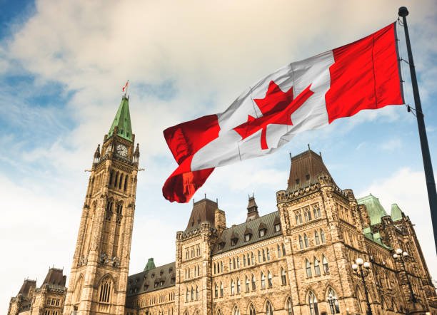 Si quieres trabajar en Canadá y vives en Cuba, uno de los primeros pasos importantes es preparar un currículum al estilo canadiense. No se trata solo de traducir tu CV actual al inglés, sino de adaptarlo al formato, contenido y estilo que los empleadores en Canadá esperan.