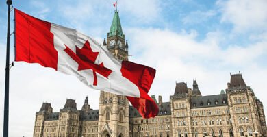 Descubre cómo estudiar y trabajar en Canadá legalmente. Requisitos, salarios y oportunidades para estudiantes internacionales en 2025.
