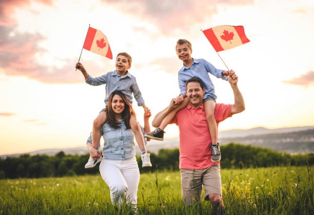 Conoce las oportunidades de trabajo en Canadá en salud, tecnología, construcción y más. Descubre cómo aplicar desde tu país paso a paso.