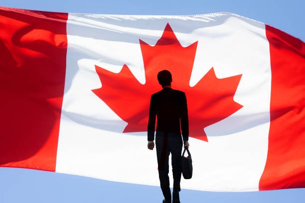 Descubre cómo conseguir trabajo en Canadá desde Colombia en 2025. Empleos legales, requisitos, sueldos y portales confiables paso a paso.