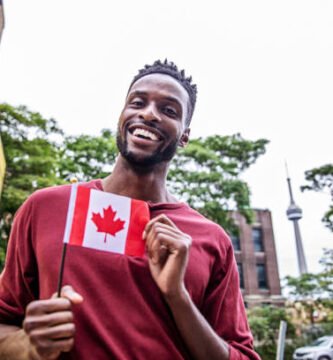 Descubre cómo conseguir trabajos en Canadá para extranjeros en 2025. Requisitos, sectores en demanda y portales de empleo actualizados.