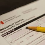Conoce cómo obtener una visa de trabajo en Canadá si eres chileno. Requisitos, tipos de visa, sectores en demanda y consejos útiles.