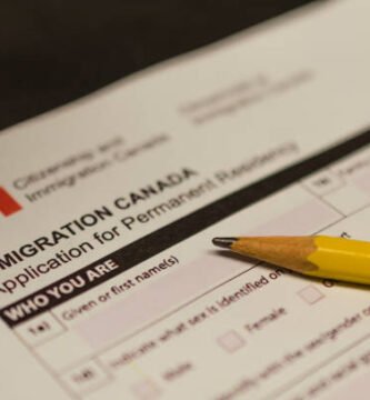 Conoce cómo obtener una visa de trabajo en Canadá si eres chileno. Requisitos, tipos de visa, sectores en demanda y consejos útiles.